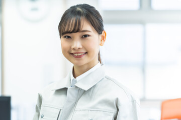 建築着を着たに日本人女性