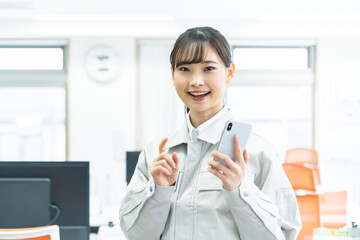 建築着を着たに日本人女性
