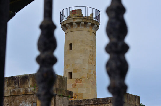 Torre del fuerte de la Galea en el municipio de Getxo desde los barrotes de la puerta principal