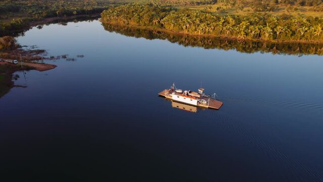 V&iacute;deo Travessia de balsa Lago do Manso, v&iacute;deo drone, Chapada dos Guimar&atilde;es, Mato Grosso, Brasil, Am&eacute;rica do Sul, v&iacute;deo 4k