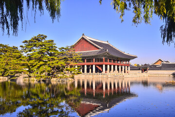 Fototapeta na wymiar Beautiful scenery of Gyeongbokgung Palace in Seoul, 서울 경복궁의 아름다운 풍경들