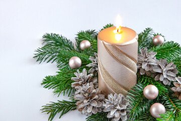 Bożonarodzeniowe tło ze świecą, gałązkami jodły, szyszkami, bombkami i ozdobami