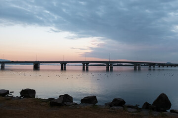 琵琶湖のオレンジの夕焼けを背景にした近江大橋