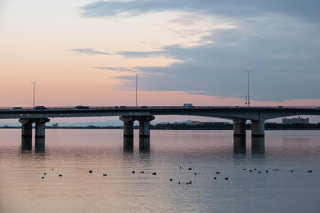 琵琶湖のオレンジの夕焼けを背景にした近江大橋