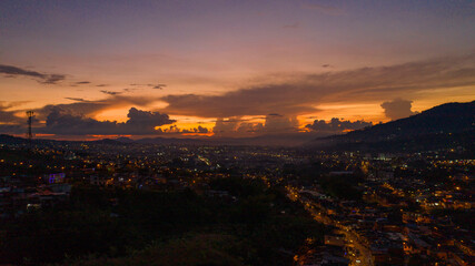 Atardecer en Pereira son e numerables los atardeceres majestuosos que se observan en la Perla del Ot&uacute;n 