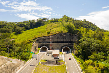 Túnel Sinifaná Ruta Bolombolo la Pintada con una longitud aproximada de 1.400 metros