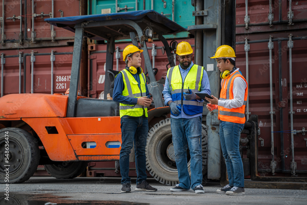 Poster Engineer with foreman checking the container to prepare the delivery to the customer.