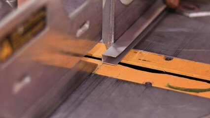 video closeup de corte de perfil de aluminio con maquina ingetleadora
