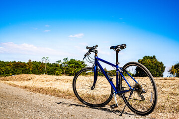 道端に置かれた自転車　乗り物イメージ
