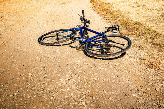 道端に置かれた自転車　乗り物イメージ