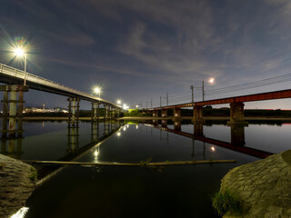 Fototapeta na wymiar 河川に架かる橋と鉄橋の夜景
