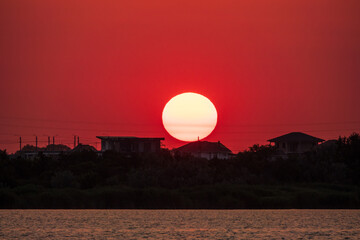 Obraz premium The sun goes down over a lake