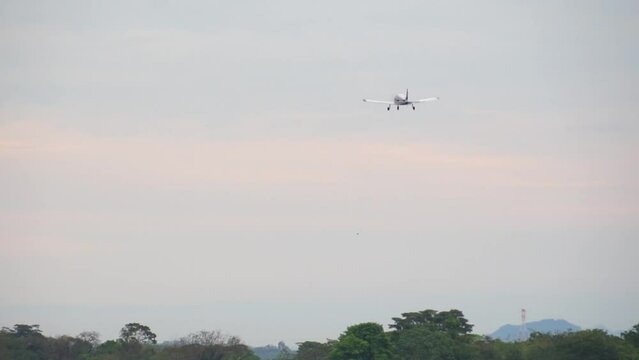 piper plane finishes take off in slow motion 2.