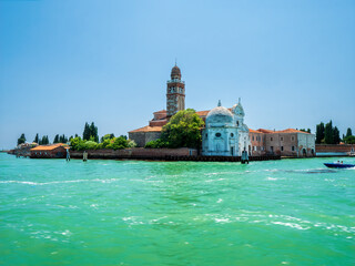 Fototapeta premium Boat Ride along the Venezia lagoon with clear turquoise water