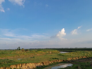 Obraz premium Blue sky and The River