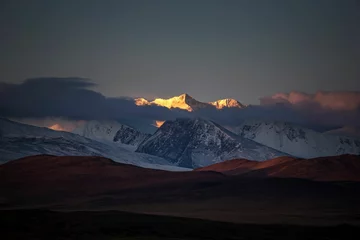 Cercles muraux Kangchenjunga Scenic Kangchenjunga peak covered by floating clouds in the sky in Kamba County, Xigaze, China