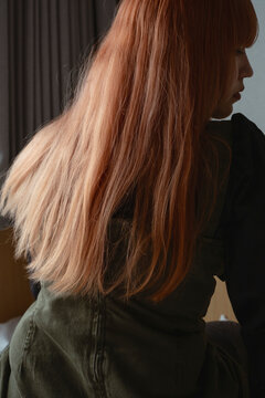 オレンジ色の髪の女性のポートレート