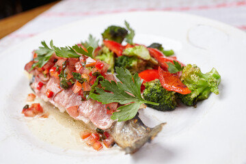 fish in the bacon with vegetables