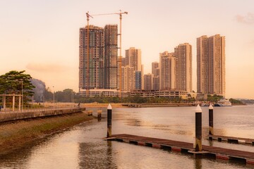 Moderne gebouwen aan de kust van de baai van Danga bij zonsondergang
