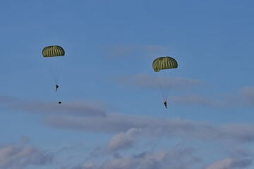 Dutsche Fallschirmjäger Übung Springen Training  Militär blauer Himmel Wolken 