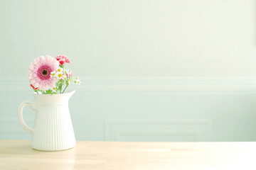 花瓶に入ったガーベラの花