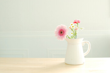 花瓶に入ったガーベラの花