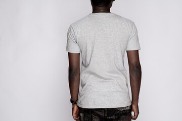 black model wearing a plain grey t-shirt back view