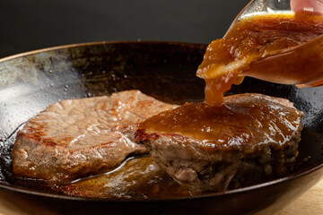 ステ－キにソースをかける