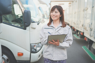 作業着を着て働く女性