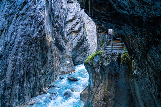 Beeindruckende Felsenschlucht Rosenlaui im Berner Oberland in der Schweiz. Enge Schlucht in den Alpen. Schroffe Felsw&auml;nde. 
