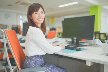 オフィスでデスクワークする女性