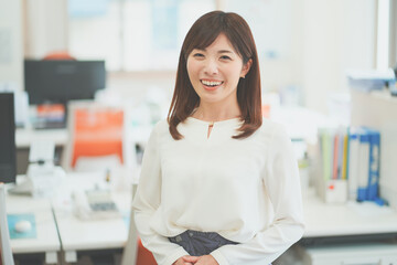 オフィスで働く女性