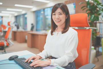 パソコンで仕事をする女性