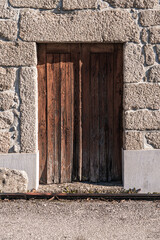 Porta estilo antigo numa vila no norte do país