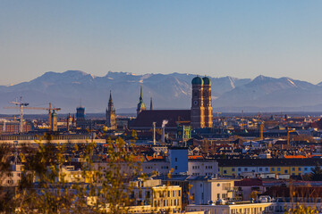 Fototapeta premium Munich skyline Frauenkirche with the alps in the background