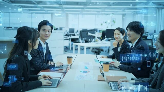 会議するビジネスグループとデジタルデータ