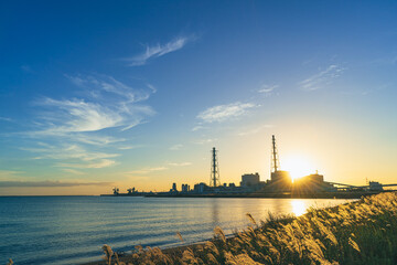 Fototapeta premium 工場と夕景