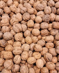 Fondo con detalle y textura de multitud de nueces con cascara y tonos marrones