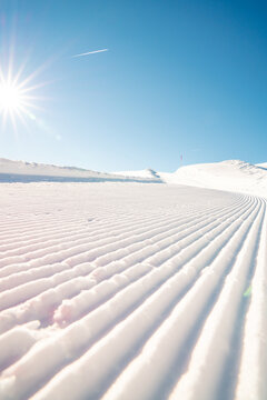 Frisch pr&auml;parierte Piste im Winter. Winterwanderung in verschneiter Winderlandschaft in der Schweiz. 