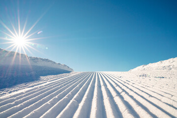 Frisch präparierte Piste im Winter. Winterwanderung in verschneiter Winderlandschaft in der Schweiz. 