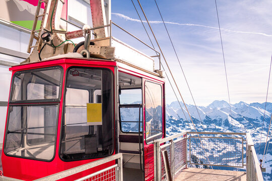 Seilbahn in den Schweizer Alpen. Gondel im Berner Oberland im Winter mit blick auf schneebedeckte Berge.