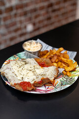 plato de milanesa con patatas