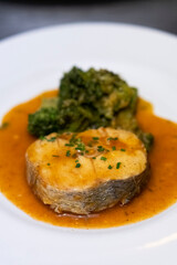 Merluza con salsa y brocoli