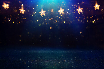 Obraz premium Christmas warm gold garland lights over dark background with glitter overlay