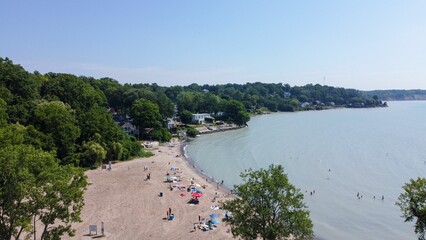 Obraz premium Aerial view of people vacationing on the sandy beach by Lake Erie in Port Stanley, Ontario, Canada