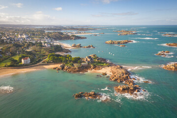 Tregastel en Bretagne, le littoral.