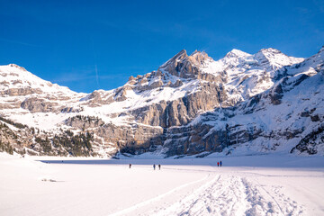 Wintersport in den Bergen in der Schweiz, Winterwanderung und Hiking im Schnee mitten in den Alpen