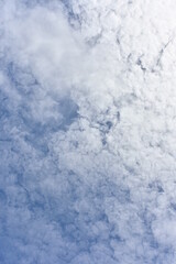 Ciel nuages épars de type altocumulus