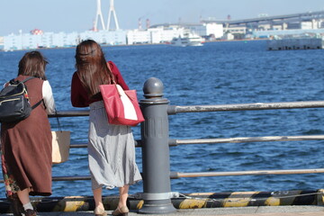 海を眺める二人連れの女子旅