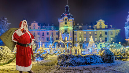 Weihnachtsmann beim Weihnachtszauber Schloss Bückeburg im Winter mit Schnee